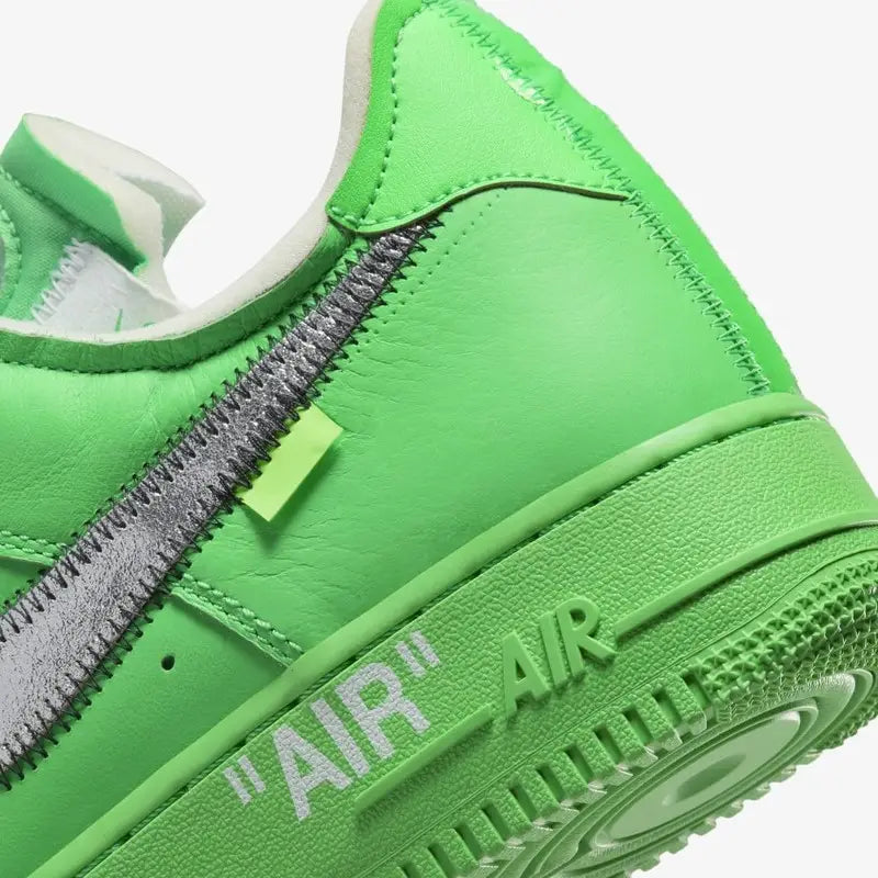 Tênis Verde Nike Air force 1 Low Off White Light Green Spark Detalhes Traseiros com Swoosh Metalico e Escrito Air 