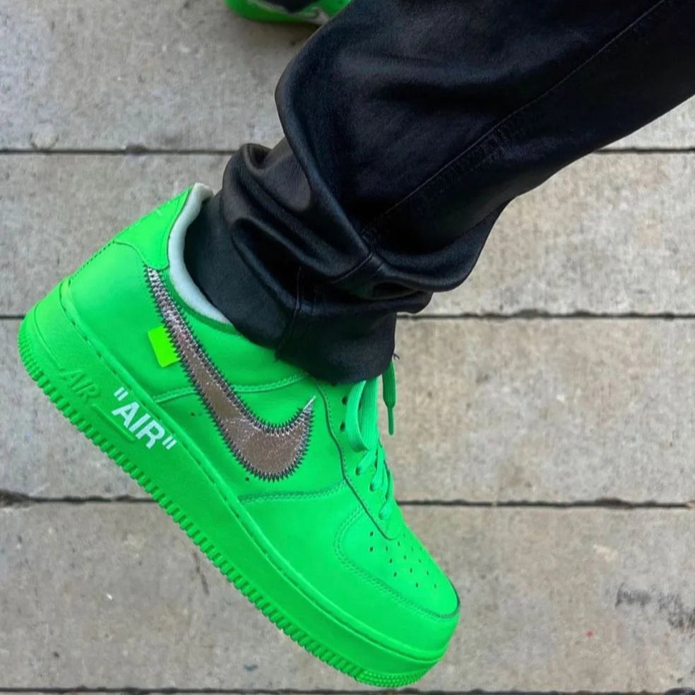 Tênis Verde Nike Air force 1 Low Off White Light Green Spark Visto no Pe com Calca Preta