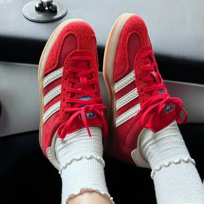 Tênis Vermelho Adidas Gazelle Indoor Red White Vermelho No Pe com Meia Branca
