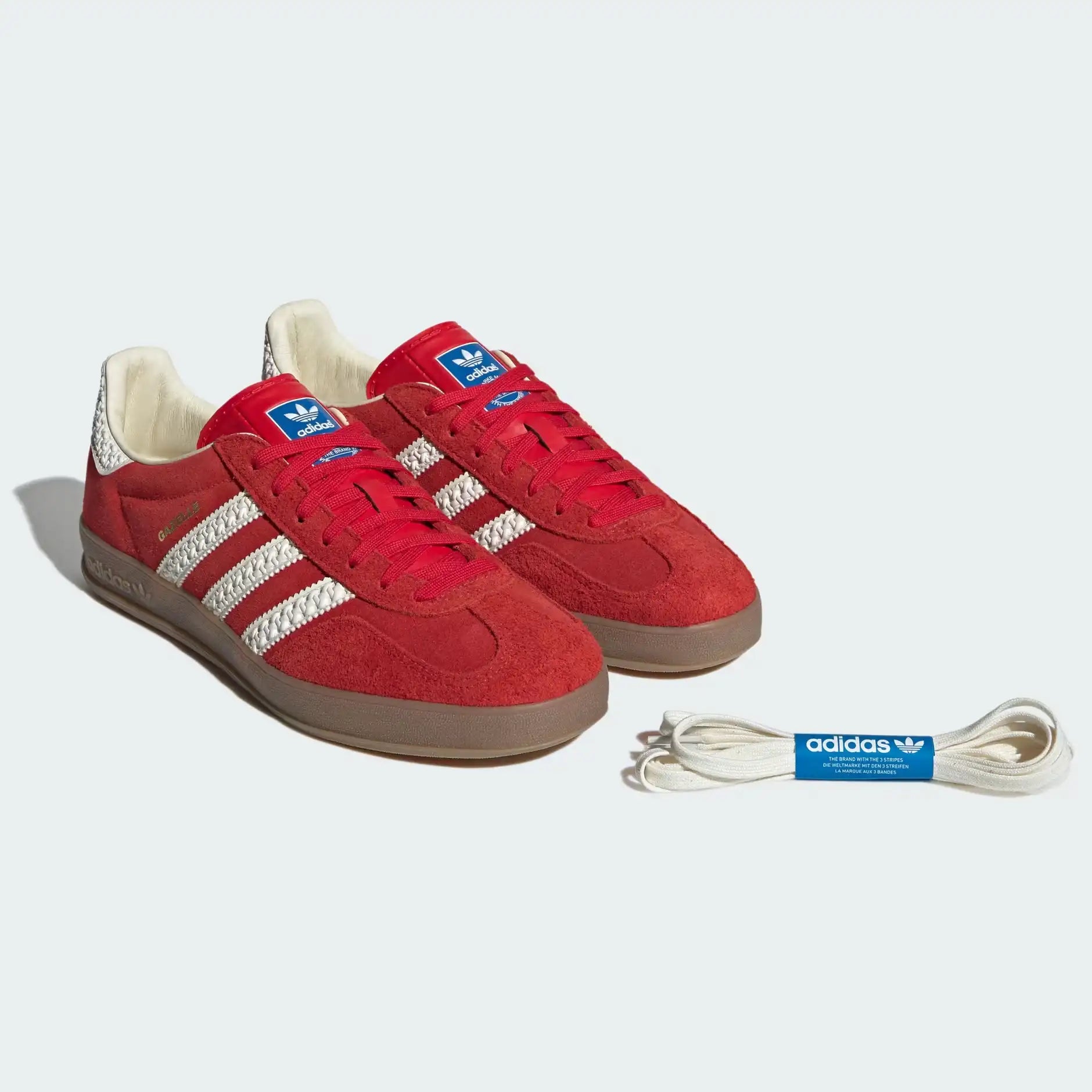 Tênis Vermelho Adidas Gazelle Indoor Red White Vermelho Par Visto de Frente com Cadarco Branco Extra
