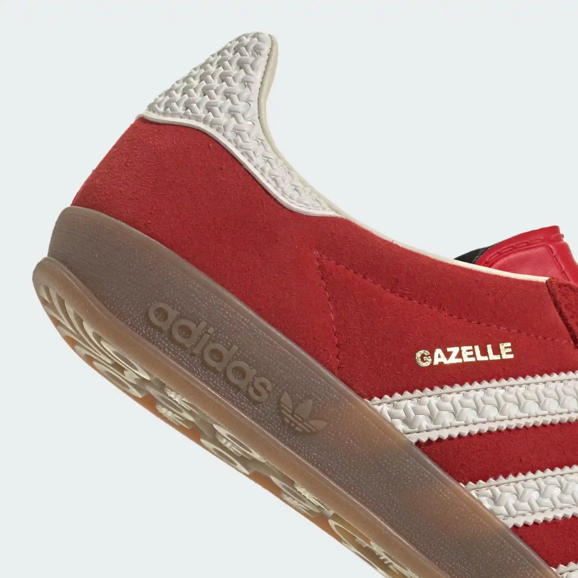 Tênis Vermelho Adidas Gazelle Indoor Red White Vermelho Parte Lateral Em Detalhes