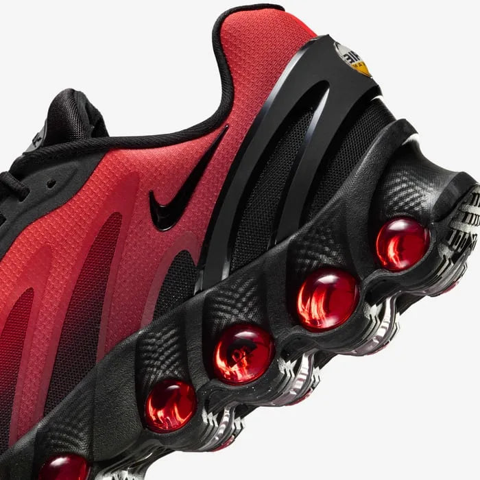 Tênis Vermelho com Preto Nike Air Max Dn8 Black Bright Crimson Parte Traseira em Detalhes