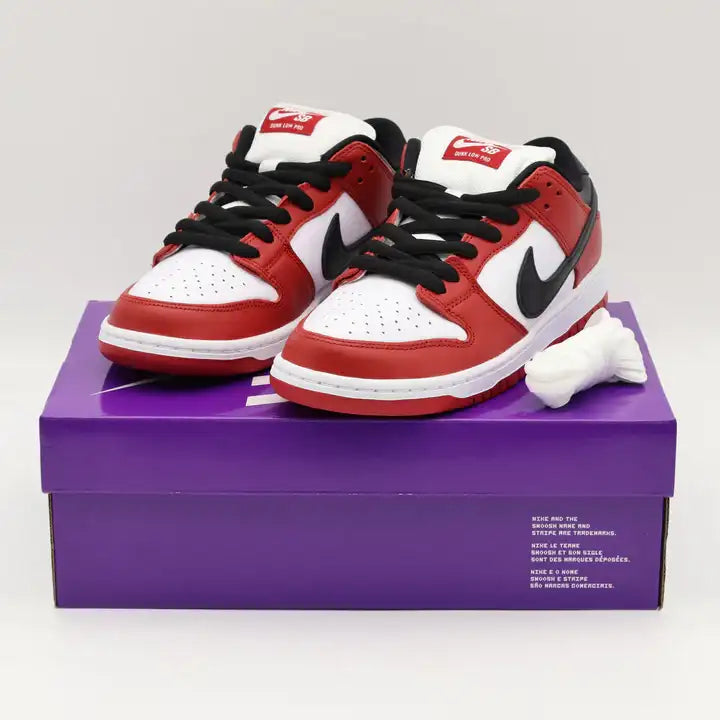 Tênis Vermelho Nike Dunk Low Chicago J-Pack Em Cima da Caixa