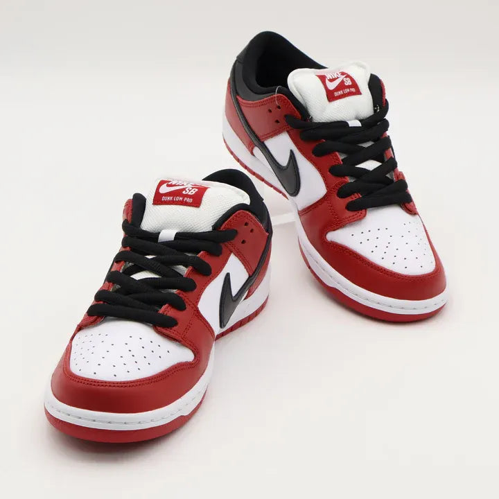 Tênis Vermelho Nike Dunk Low Chicago J-Pack Par Visto de Frente
